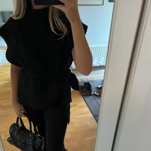 Poncho tröja - Säljer denna jättefina poncho liknande tröjan. Den har ett knytband och kan knytas på olika sätt, tröjan är i ett tjockt jätteskönt material. Köpt på Zalando💕💕