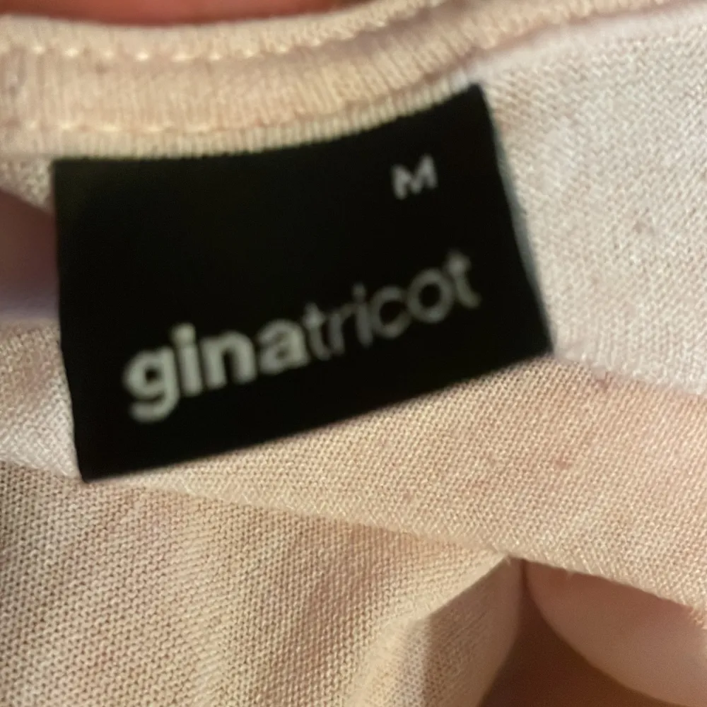 Fin tröja från Ginatricot Kosta 399kr som ny Använd 2 gånger Priset kan diskuteras 💗. Puserot.