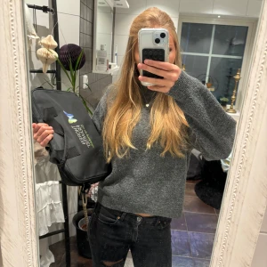 Stickad tröja  - Stickad tröja från H&M!🎀 jättebra kvalitet Passar både XS och S. Pris kan diskuteras.