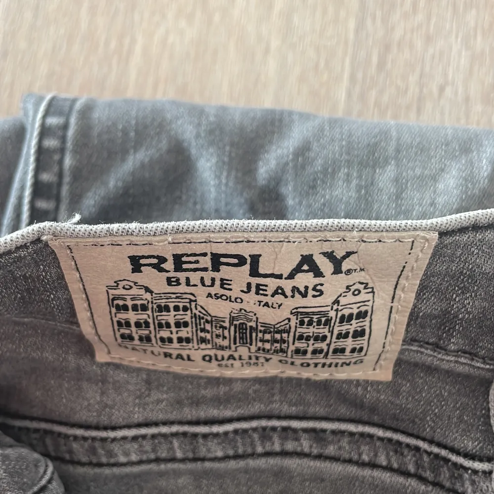 Säljer nu mina Replay jeans då de blivit för små, de är i bra skick. Storleken är 158 cm, köpte de för 1100 och säljer de för 600. Jeans & Byxor.