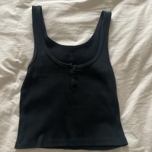 Svart linne  - Svart linne med knappar från brandy, bra skick 