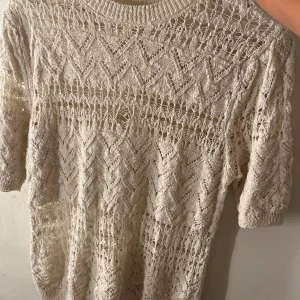 Hålig T-shirt  - Jätte fin tröja med hål som dock har gått sönder lite på framsidan, inget man tänker på💗💗