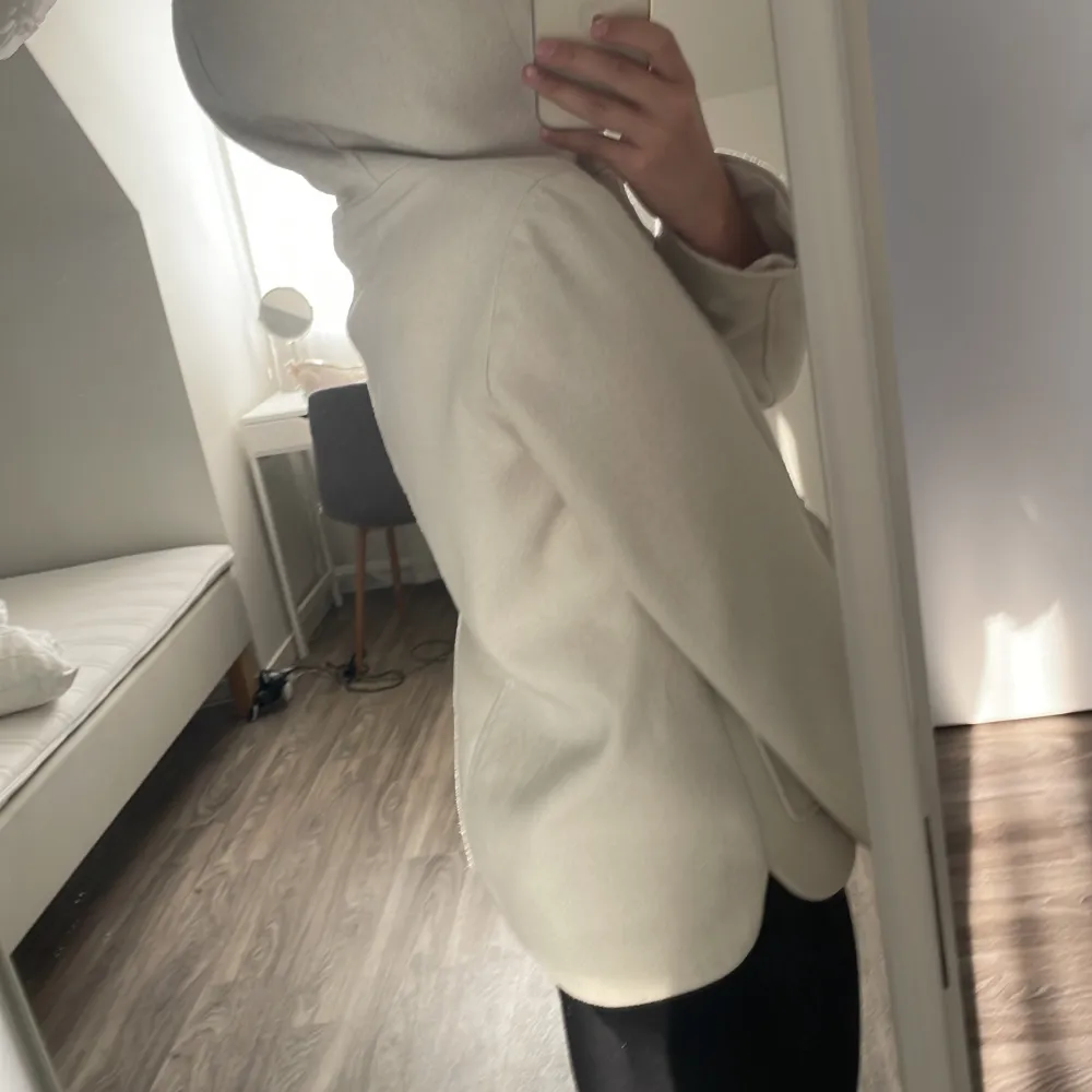 Jätte fin beige kappa från primark. Väl använd men har knappt tecken på användning. Den har en luva och två fickor. ❤️. Jackor.