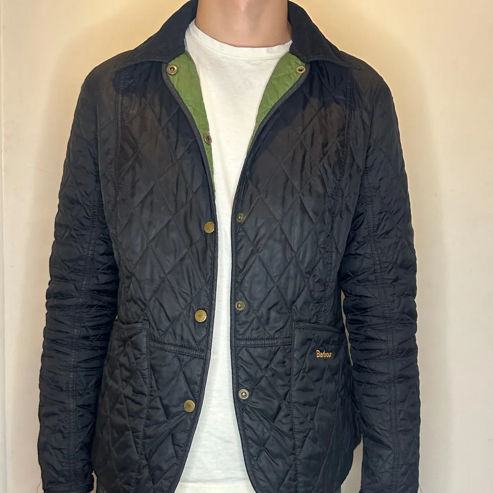 Snygg Barbour quilted jacka i ett fint skick endast använd fåtal gånger. Nypris ca 2500 mitt pris 699. Jackor.