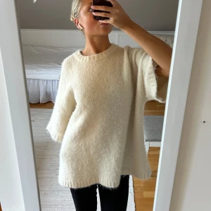 stickad T-shirt NAKD - säljer en utav mina före detta favorittröjor från NAKD🩷Moa Matsson x NAKD !  Sitter så fint och passar jättebra nu till hösten ! 