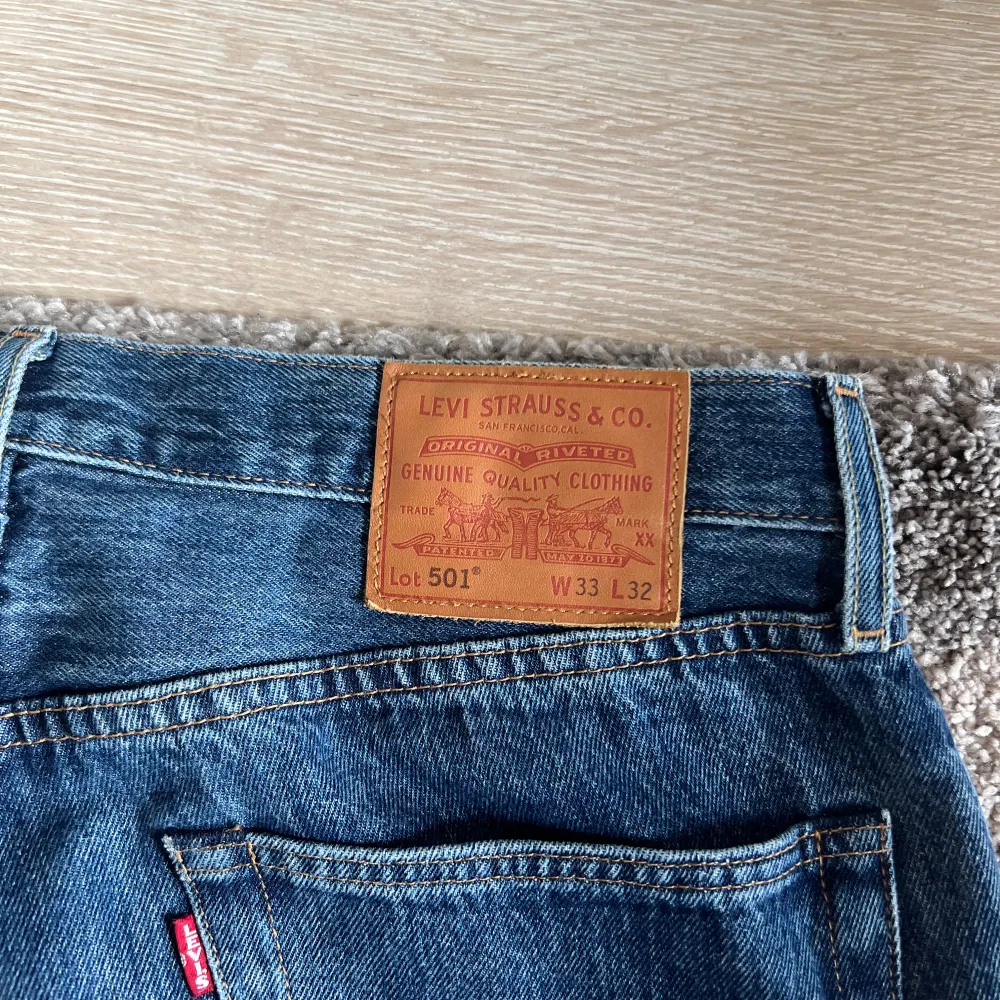 Säljer ett par Levis jeans, storlek 33/32. Nästan aldrig använda.. Jeans & Byxor.