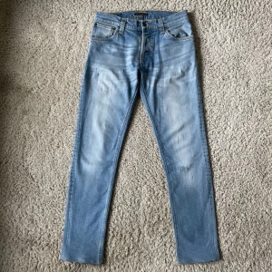 Nudie jeans - Ett par Nudie jeans i modellen lean dean. Dem är i storlek 32/32. Kom privat för fler bilder eller funderingar!