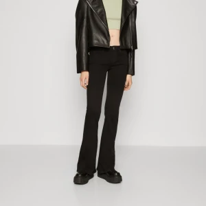 lågmidjade jeans - svarta lågmidjade jeans från only i storlek xxs/32. Helt slutsålda! 