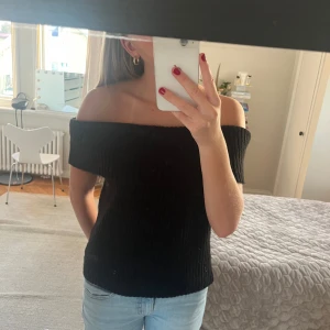 NA-KD Off shoulder tröja  - Säljer denna snygga stickade off shoulder tröjan från NA-KD. Den är använd fåtal gånger och är i nyskick. Säljs inte längre! Storlek 36. 💞💞 Kontakta mig innan du köper och tryck inte på köp nu utan att skriva till mig först. 