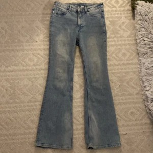 flared jeans - Säljer ett par ljusblå flared jeans i storlek 40, då de är för högmidjade för mig. Är väldigt bra kvalitet och ligger mycket bra på kroppen.