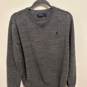 Polo hoodie  - Polo sweatshirt i marinull. Den är sparsamt använd och inga defekter på den.