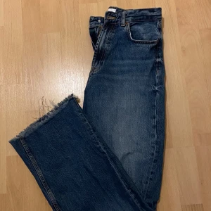 Jeans - Raka vida jeans med högmidja från Zara! Storlek 40, långa på mig som är 175! ”Avklippta” längst ner.  Samma jeans som på sista bilden, bara en annan färg! 