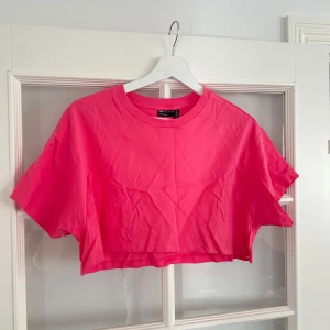 Neon Rosa tröja - Neon rosa kort t-shirt från ASOS, använd en gång så väldigt bra skick, storlek 34, hör av er vid frågor eller intresse!🩷 30kr
