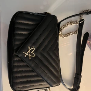 Victoria secret väska  - Väldigt fin väska köpt från Victoria secret. Använd fåtal gånger.