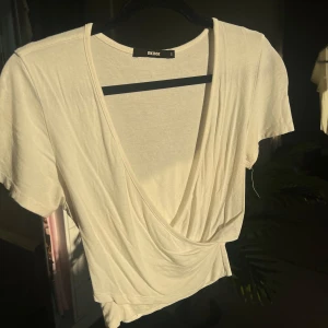 Vit urringad topp - Off white urringad topp. Skönt och stretchigt material.