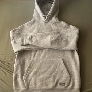 Grå hoodie ifrån Pull-Bear - En helt vanlig grå hoodie från Pull-Bear. Sällan använd och i storleken S.