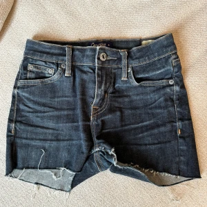Jeansshorts med låg midja - Egenklippta jeansshorts från crocker. Strl 25/30 