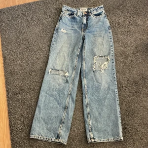 Jeans med hål - Dessa jeans är i petite storlek. 