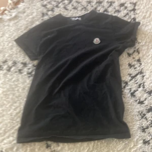 Moncler tshirt  - Moncler tshirt (replika). Bra skick knappt använd.