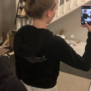 Juicy Couture - Juicy couture huppari, todella hyvässä kunnossa ja on käytetty vain kerran. Ovh 120€ myydään 65€🥰