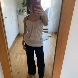 Linne - Jättefint smutsrosa linne med justerbara band. Aldrig använt 🎀storlek XS passar S med 