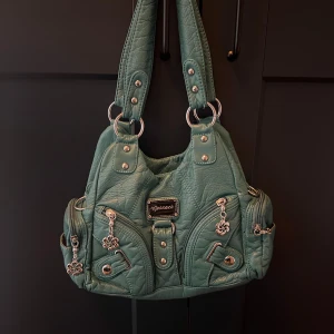 Handväska - Turkos/blå handväska som köptes på en marknad🩵🩵 axelremsband medföljer