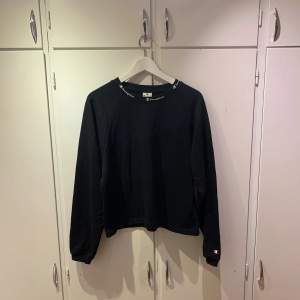 Champion cropped sweatshirt. I bra skick. Sitter oversized. Rensar ur min garderob så säljer det jag inte använder. Det är bara att kontakta mig om du har några frågor. 