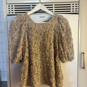 Ida Sjöstedt inspirerad topp - Passar s/m möjligtvis en mindre L. Fin passform och så snygga balongärmar. 