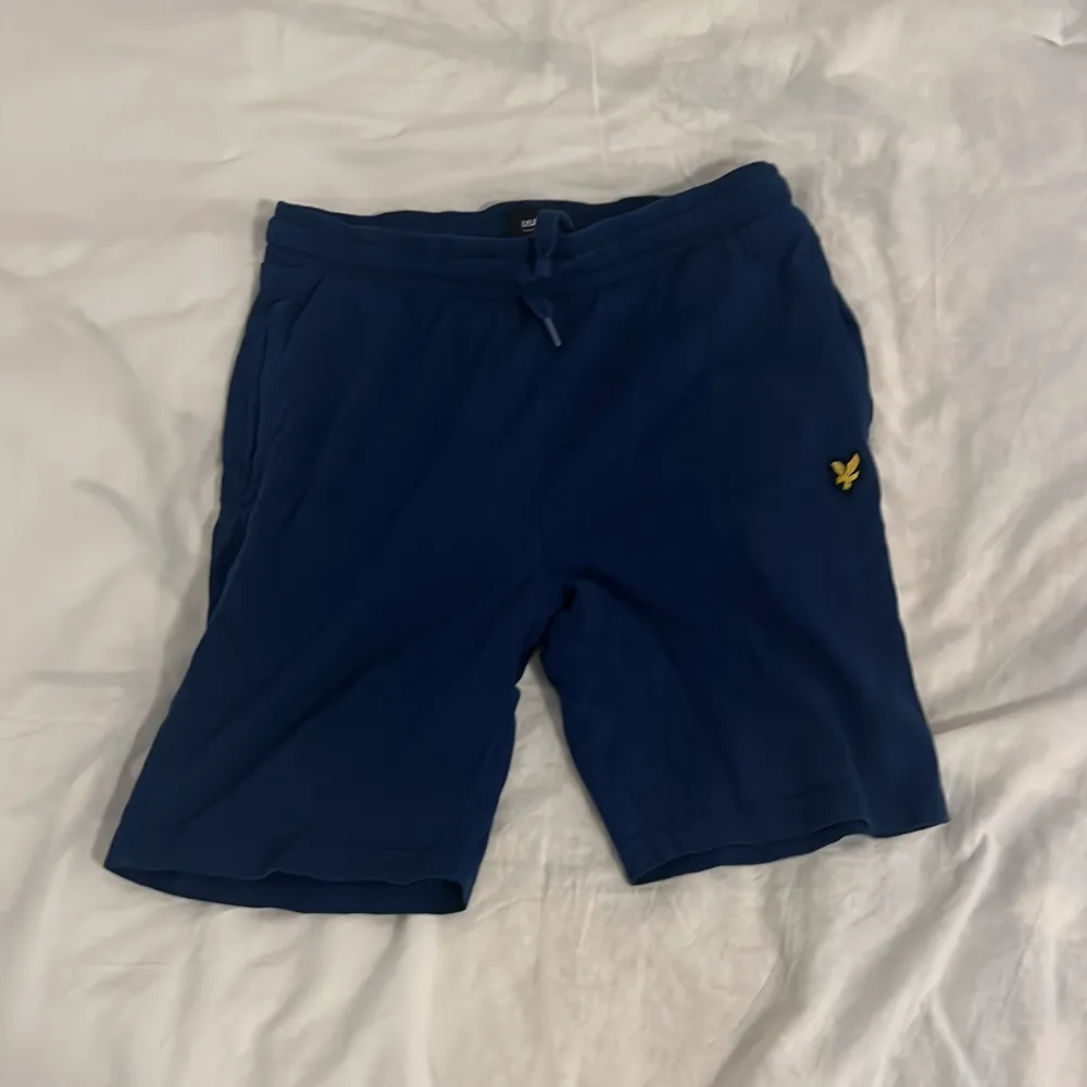 Lyle & Scoot shorts i storlek 12-13år. I färg marinblå, då de säljs för de inte passar, pris kan diskuteras✅. Shorts.