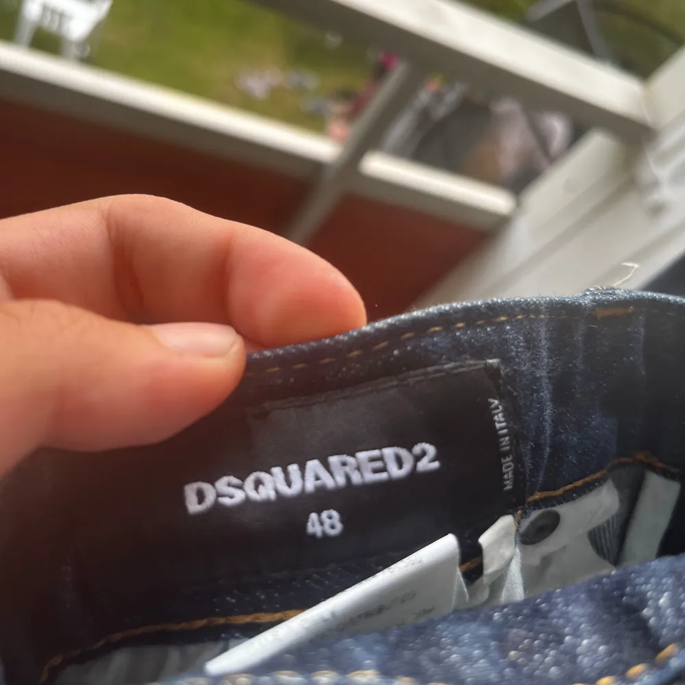 Ett par fina dsquared jeans som aldrig blivit använda. Som ni ser är taggen på den kvar och har aldrig riktigt använt dom.  Dom är äkta Men KVITTO finns inte! Då jag köpte dom ett bra tag sen. Men dom är äkta!.  PRIS ÄR EJ HUGGET I STEN! . Jeans & Byxor.