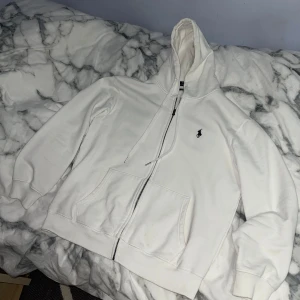 Polo zip hoodie  - använd ett par gånger bara, säljs pågrund av behovet av pengar .