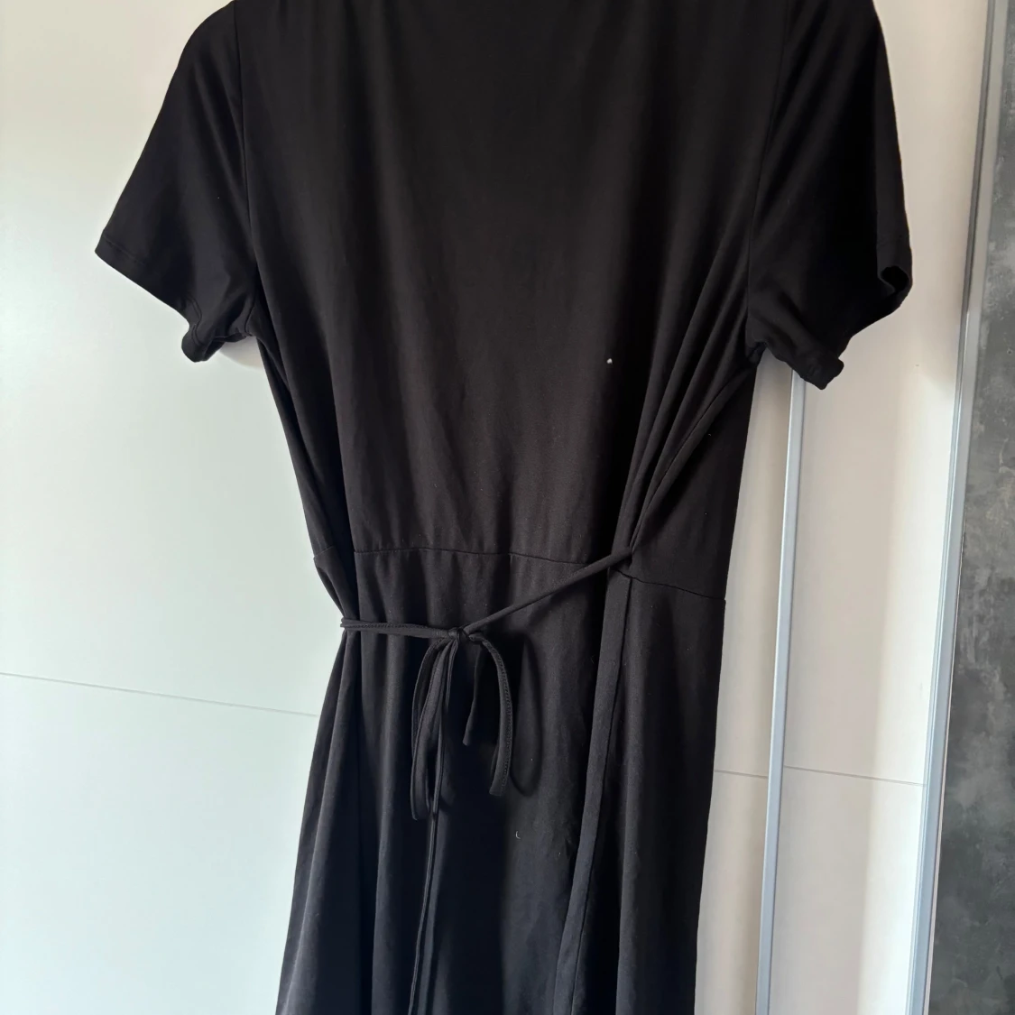 Svart omolott klänning - 91