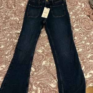 Jeans - Säljer ett helt par nya jeans