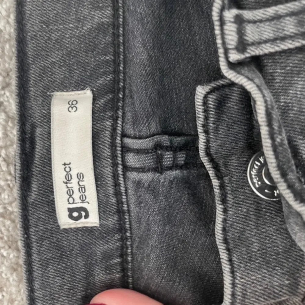 Gråa jeans från Gina! Skriv vid intresse🩷. Jeans & Byxor.