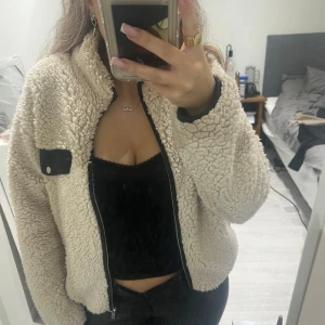 teddy jacka - En söt teddy jacka. Endast använd en gång! Kommer ej till användning. 