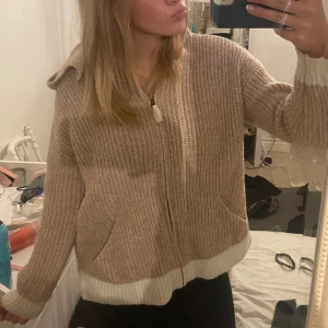 stickad tröja - stickad tröja/huvtröja från ett märke som heter fatface. knappt använd. super mysig nu till hösten. inte stickigt material!!💕