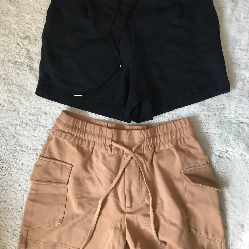 Säljer två par shorts. En med fickor på sidan och en utan. Båda från New Yorker och i strl 34. Båda för 250 en för 150. Pris kan diskuteras.. Shorts.