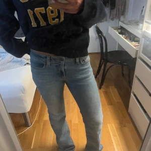 Levis superlow boot - Jättefina populära lågmidjade levis jeans! Dom är nästan i nyskick endast några slitningar längst ner💞