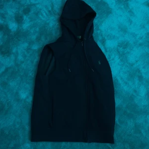 Ralph Lauren Väst - Säljer min mycket fina Ralph Lauren väst ! Den är i mycket bra skick 8/10 anledningen till att jag inte använt den så mycket är för jag haft en annan väst så denna väst blev inte så använd. Priset är inte hugget i sten 🗡️🪨.