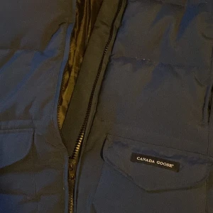 Canada goose jacka  - Tjenare, säljer en äkta canada goose jacka som inte längre kommer till användning, det är storlek L men passar M också,saknar päls annars riktigt bra jacka till ett bra skick! Hör av er vid frågor och funderingar 
