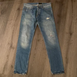 Tiger of Sweden jeans  - Feta jeans me slitningar i modellen (ALEX) storlek 33/34 men skulle säga de passar 32/33-34