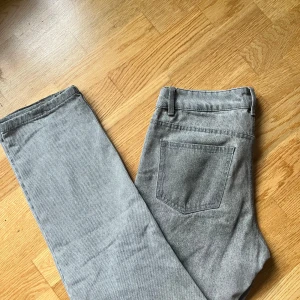 BooHooMan Jeans - säljer dessa relaxed fit Jeans från BooHooMan. Köpta  för 500kr några år sen. Använda men i mycket bra skick. 