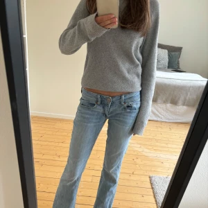 Grå stickad tröja  - Grå stickad tröja från vero Moda, den känns nopprig men det syns inte lika mycket 💗Storlek xs men är ganska stor i storleken så passar s också. Skriv privat för fler bilder💘