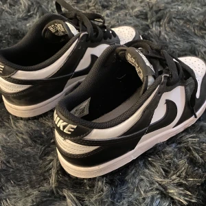 Nike skor - Min lillebrors skor! Han har knappt använt dom för storleken var för liten. Jättebra skick verkligen, inga skador! Köpt de för 1200kr! Priset kan absolut diskuteras! 💕⭐️