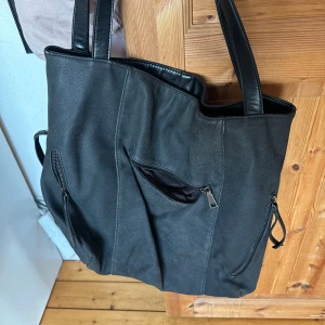 Väska - Stor fin väska! Jättefint skick!