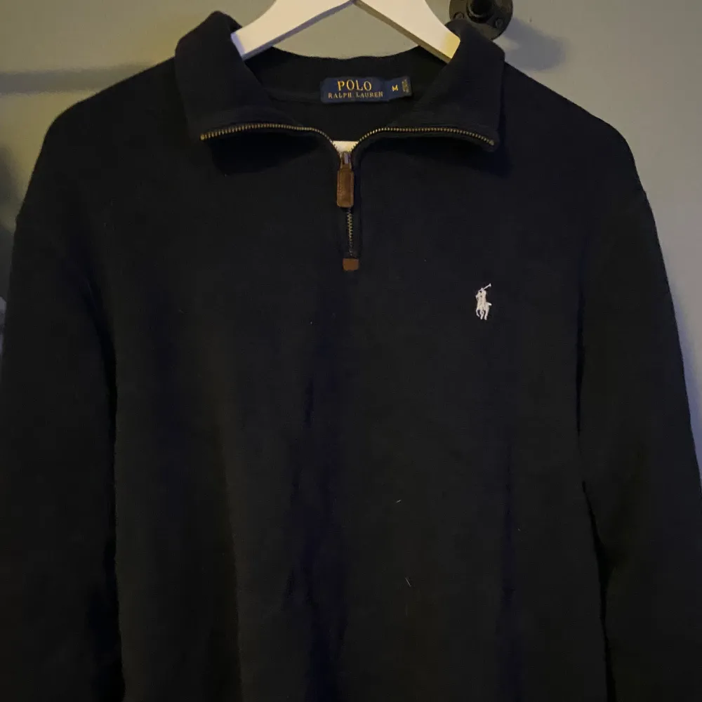 Half zip i bra skick. Storlek M men är lite oversized så skulle passa L. 400kr + Frakt . Tröjor & Koftor.