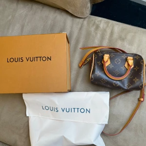 Nano väska  - Sälja min fina väl omhändertagen nano väska. Inga skador endast boxen är lite sönder. Dustbagen medföljer. Köptes för 2000 säljer för 900