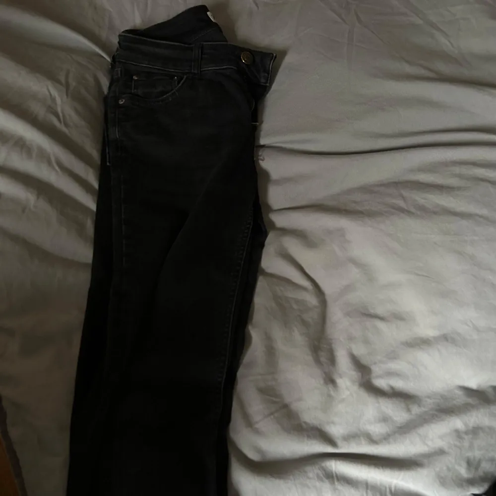 Lågmidjade jeans från zara!  Strl 34 och mycket bra skick,(de är avklippta längst ned)  Kontakta för fler bilder eller frågor!. Jeans & Byxor.