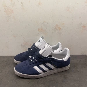 Adidas gazell - Tjena säljer nu dessa adidas skor då dom ej kommer till användning🙁 Köpte dom för ungefär 1 månad sedan på care of Carl och har endast använd dom ett fåtal gånger. Kom pm vid minsta fundering👌 Box ingår.
