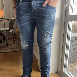 Replay Anbass Hyperflex - Tja! Nu säljer vi dessa schyssta replay hyperflex jeans med slitningar! 8,5/10 Skick (liten skada vid gylfen)Modellen är ca 183 och bär storlek 34X34 | Pris: 549kr | Hör av dig vid fler frågor!